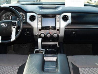 Toyota Tundra 5.7 L SR5 2016