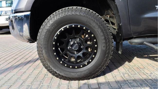 Toyota Tundra 5.7 L SR5 2016