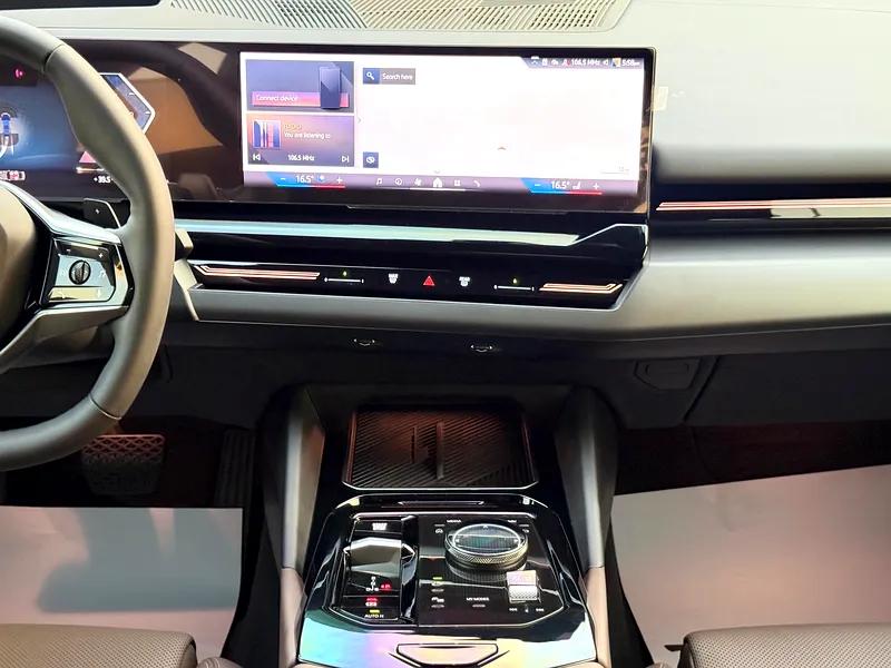 2024 BMW 5-Series 520i