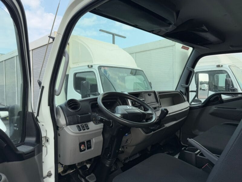 2019 Mitsubishi Canter Box White 4-Cylinder Engine