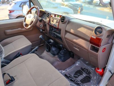 2018 Toyota Land Cruiser Pick Up Std 4.0L Single Cab GCC Specs White Beige
