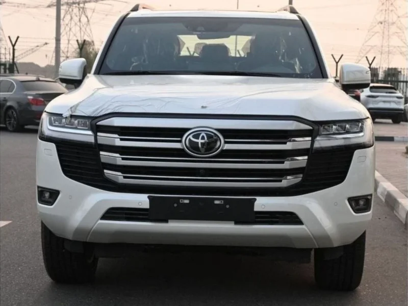 2022 Toyota Land Cruiser TOYOTA LC300 3.3L VX DIESEL 6 CYLINDER White Black
