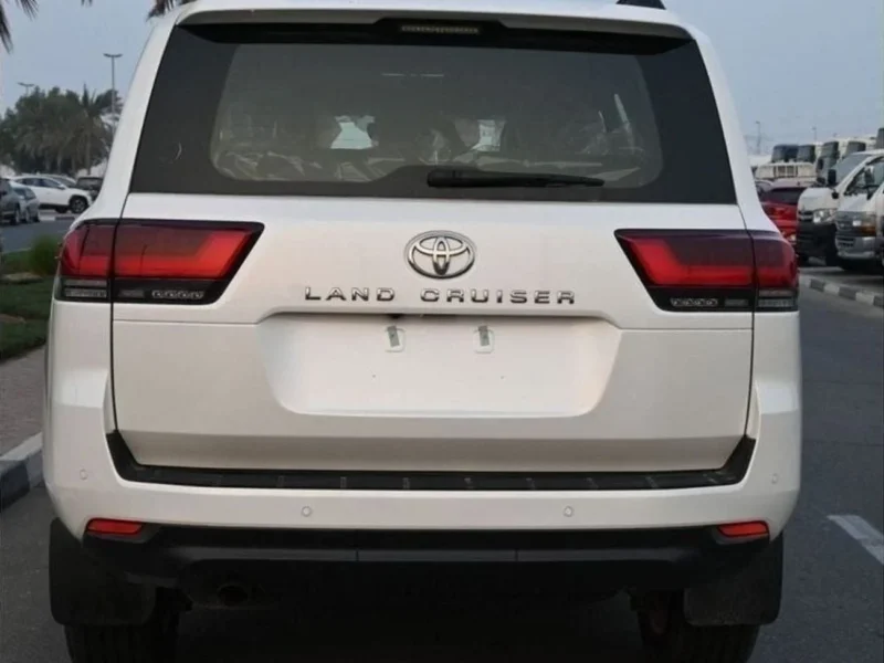 2022 Toyota Land Cruiser TOYOTA LC300 3.3L VX DIESEL 6 CYLINDER White Black
