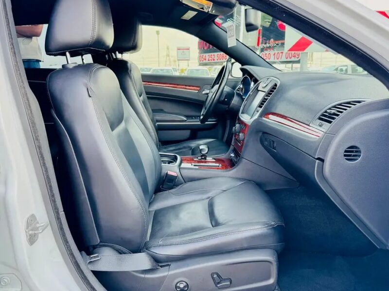 2012 Chrysler 300C Limited 6 Cylinder Engine CLEAN CAR White Black