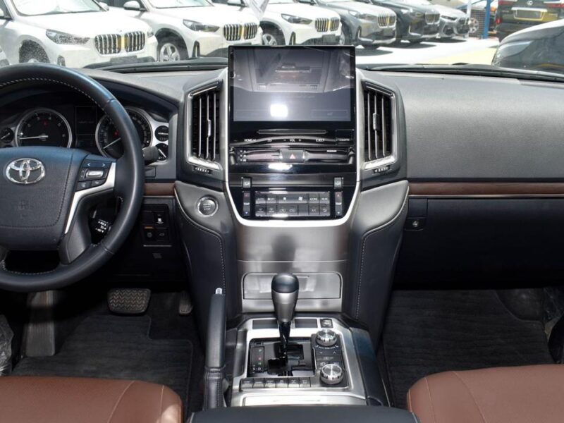 Toyota Land Cruiser VXR Grand Touring Four-Wheel Drive