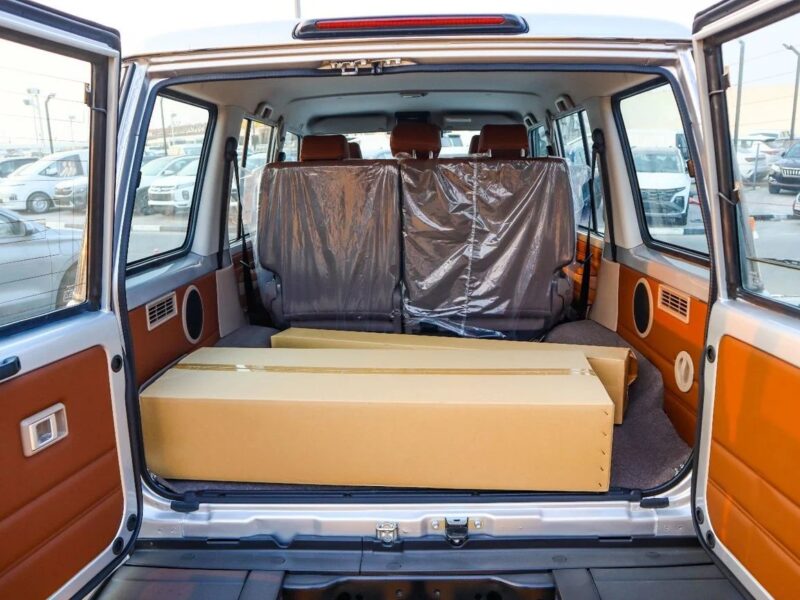 2025 Toyota Land Cruiser 70 DLX 4.0L -Door Hardtop Full Option Silver Tan