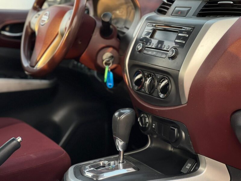 2020 Nissan Navara 4X4 White Fully Automatic GCC