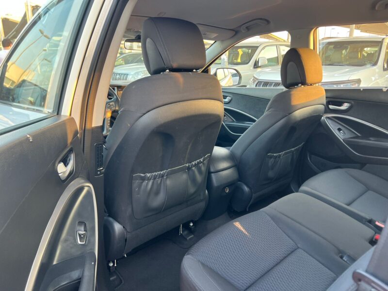 2016 Hyundai Santa Fe V6 7 Seaters GCC 3.3L White Black