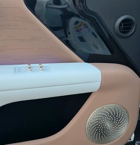 2025 Avatr 07 Other 4-Cylinder Engine Hybrid White