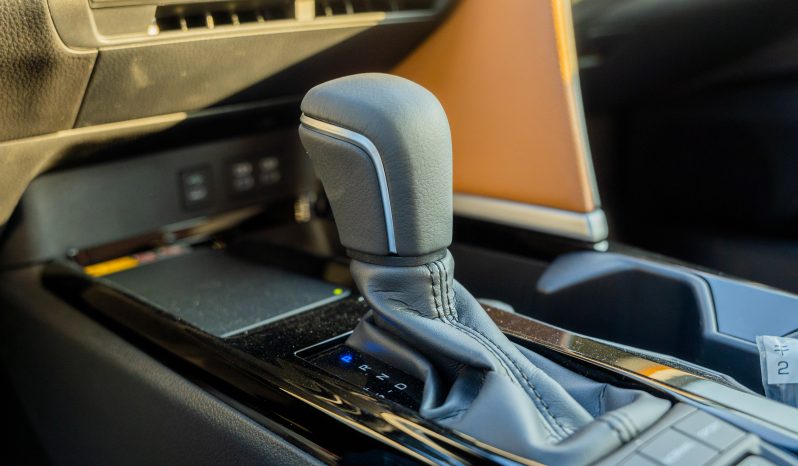 2025 Toyota Camry Lumiere 2.5L HEV Full option (White-Tan)