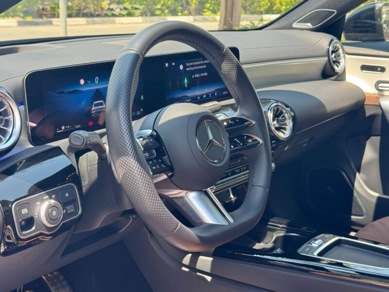 Mercedes-Benz CLA 200 2024 Mercedes-Benz CLA 200 1.6T Blue Tan