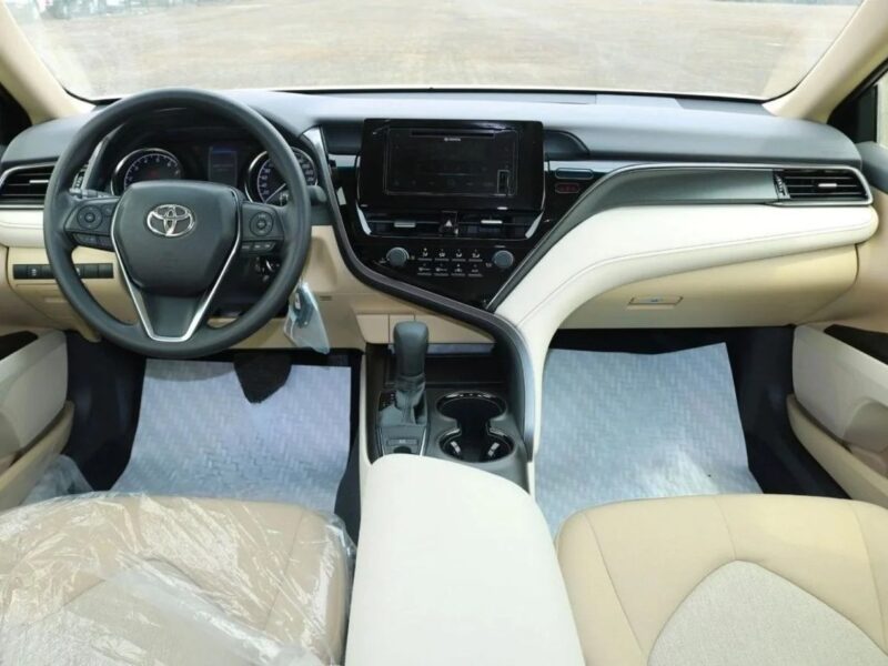 Toyota Camry Toyota LE 2.5L Sedan FWD 8 Speed A/T Petrol White Beige