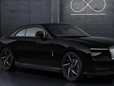 2025 Rolls-Royce Spectre Black Badge 485 kW and 793 lb‑ft 1,075 Nm Black Blue