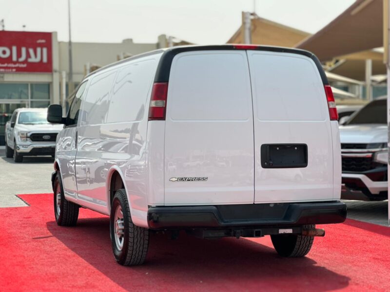 2019 Chevrolet Express Van Automatic V8 White Beige