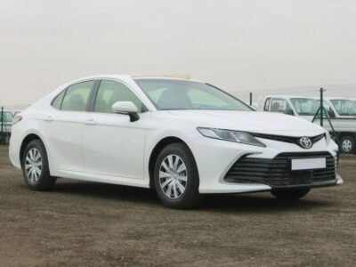 Toyota Camry Toyota LE 2.5L Sedan FWD 8 Speed A/T Petrol White Beige