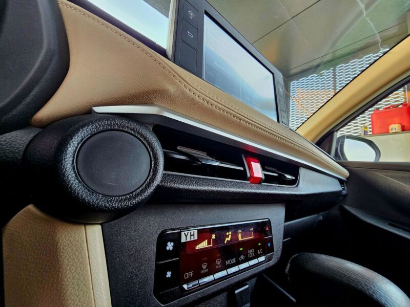 2023 Toyota Yaris SE 1.5 litre V4 Engine White Orange GCC Specs