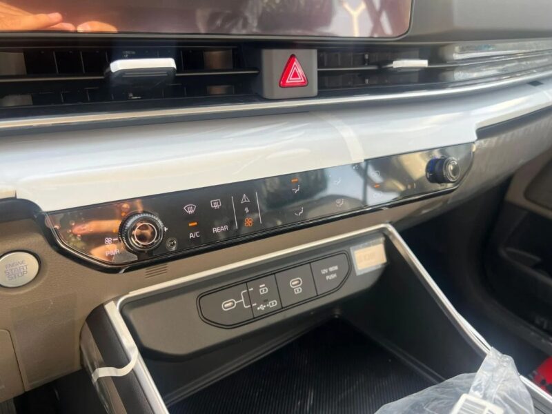 Kia Carnival 2025 KIA CARNIVAL 3.5L AT 8 Seater White Grey