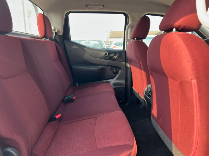 2020 Nissan Navara White 4X2 2.5L Engine GCC Specs Automatic