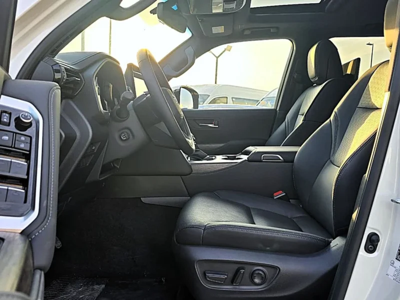 2025 Toyota Land Cruiser VX 3.5l litre Turbo 6 Cylinder Engine White Black