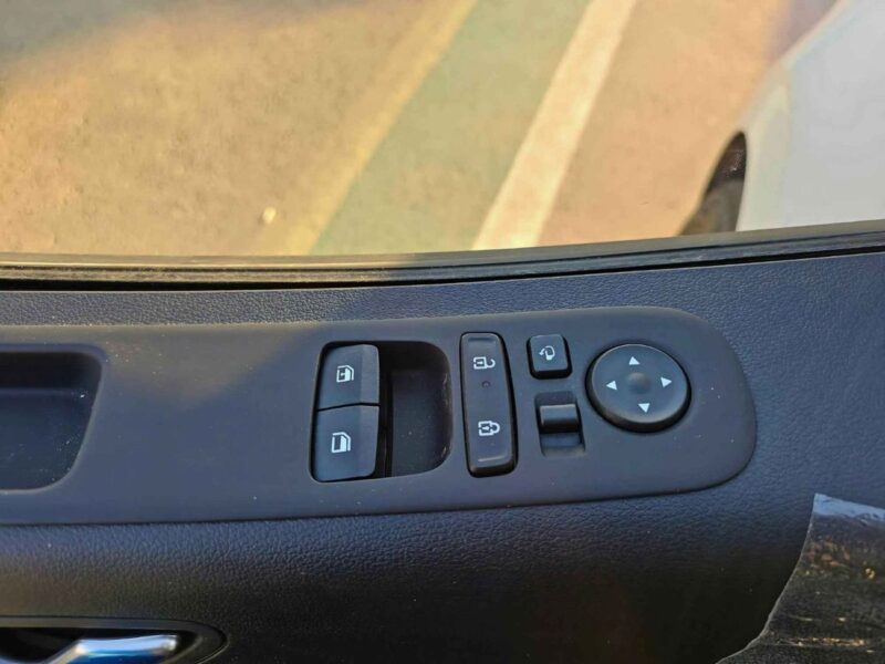 2025 Hyundai Staria CARGO 2.2L V4 DIESEL MANUAL GEAR BOX White Grey