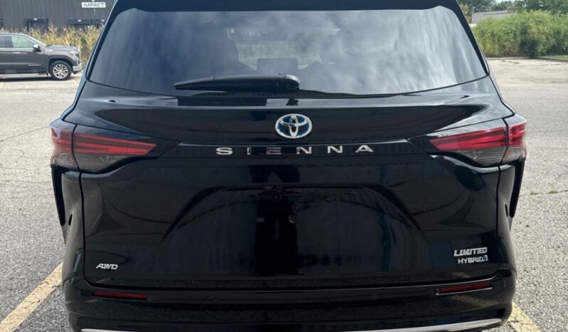 2024 Toyota Sienna 2.5 L inline‑4 with hybrid Synergy Black Grey