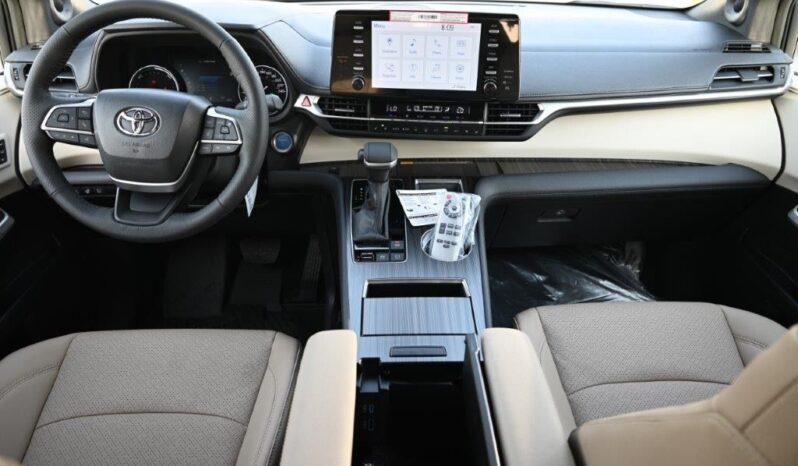 2024 Toyota Sienna 2.5 L Hybrid Powertrain White Beige