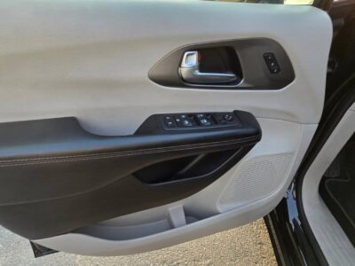 Chrysler Van 3.6-liter Pentastar V6 Engine 2020 Black Full Option