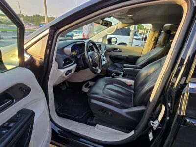 Chrysler Van 3.6-liter Pentastar V6 Engine 2020 Black Full Option