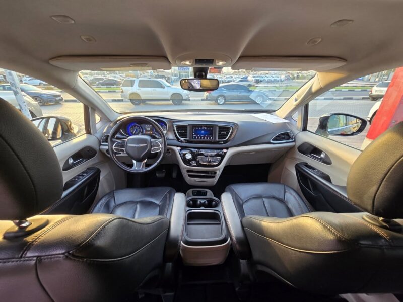 Chrysler Van 3.6-liter Pentastar V6 Engine 2020 Black Full Option