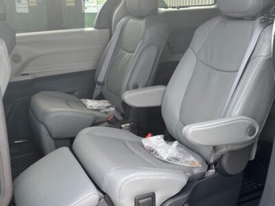 2024 Toyota Sienna 2.5 L inline‑4 with hybrid Synergy Black Grey