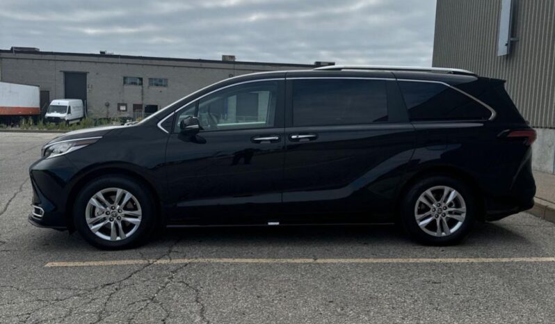 2024 Toyota Sienna 2.5 L inline‑4 with hybrid Synergy Black Grey