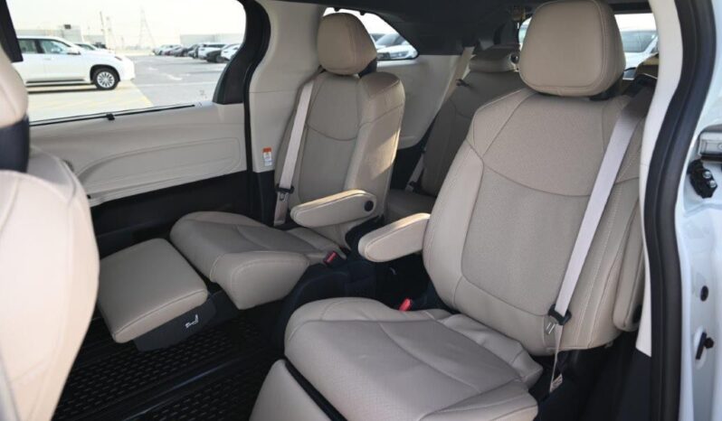 2024 Toyota Sienna 2.5 L Hybrid Powertrain White Beige