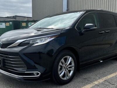 2024 Toyota Sienna 2.5 L inline‑4 with hybrid Synergy Black Grey