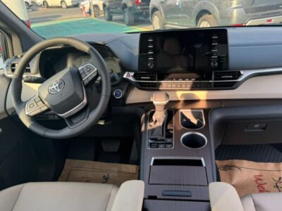 2024 Toyota Sienna 2.5 L inline‑4 with hybrid Synergy Black Grey