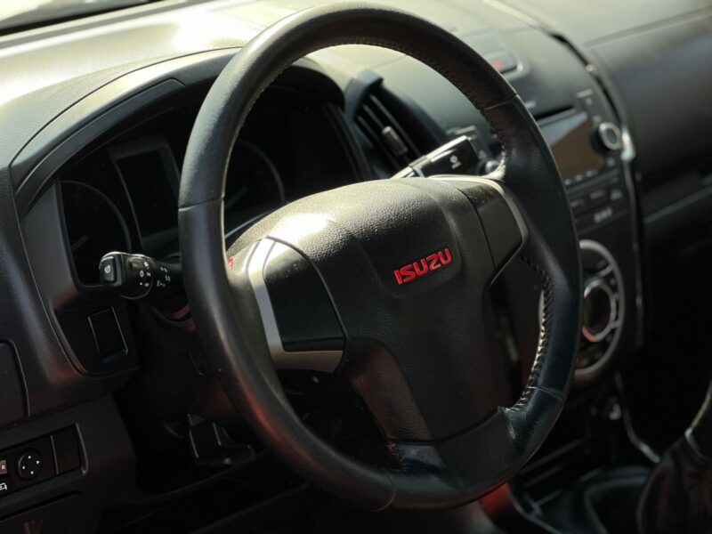 2016 Isuzu D Max 4X4 GT Manual Diesel 2.5 Turbo Manual White Black