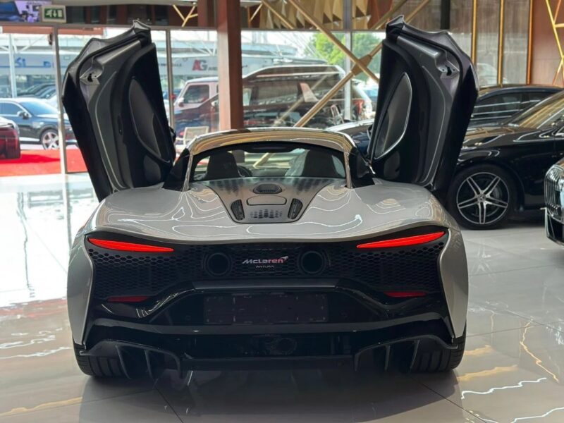 2023 McLaren Artura V6 3.0 Twin Electrically Actuated Turbochargers Silver White