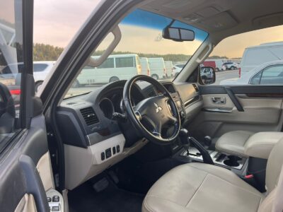 2014 Mitsubishi Pajero GLS V6 4X4 GCC Specs Grey Beige