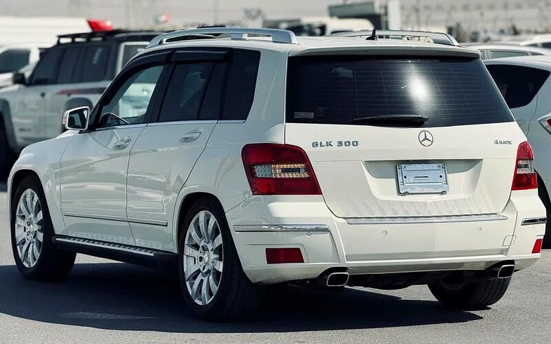 2011 Mercedes-Benz GLK-Class GLK 300 4matic Neat and Clean Car White Black