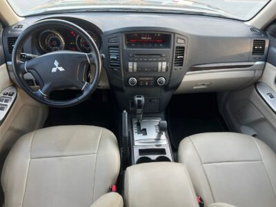 2014 Mitsubishi Pajero GLS V6 4X4 GCC Specs Grey Beige