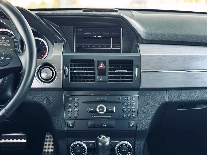 2011 Mercedes-Benz GLK-Class GLK 300 4matic Neat and Clean Car White Black