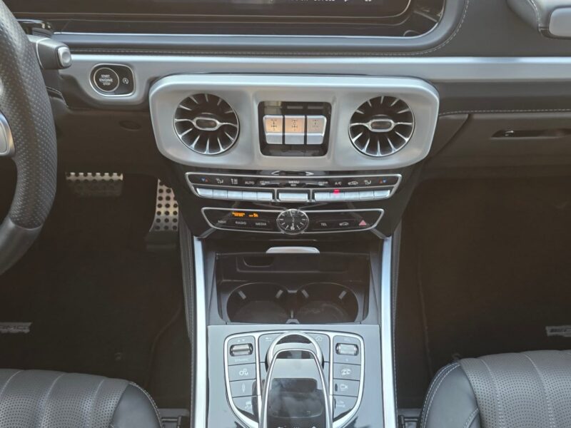 Mercedes-Benz AMG G63 4.0L V8 Biturbo Twin-Turbo 2022 White Black