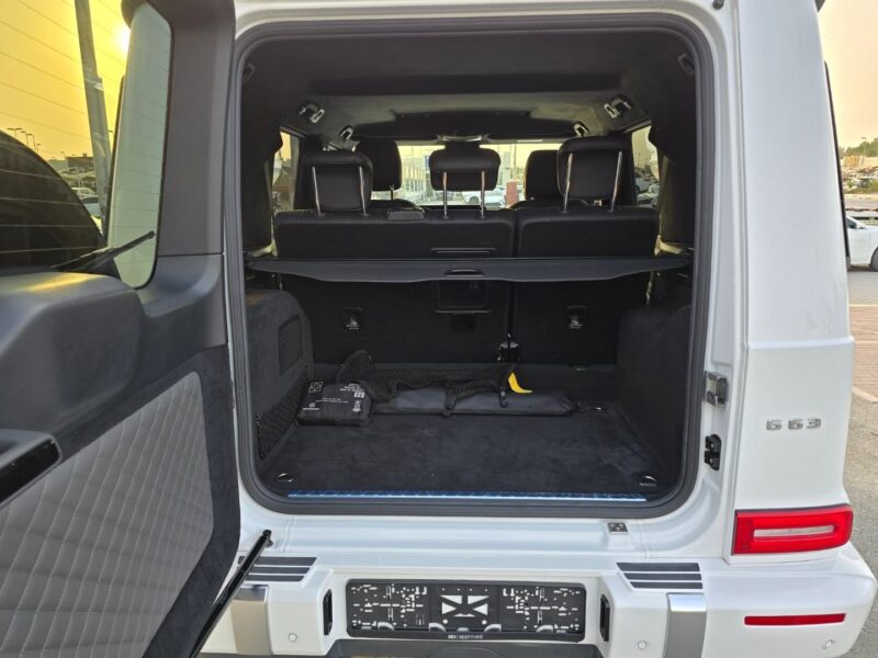 Mercedes-Benz AMG G63 4.0L V8 Biturbo Twin-Turbo 2022 White Black