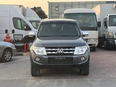 2014 Mitsubishi Pajero GLS V6 4X4 GCC Specs Grey Beige