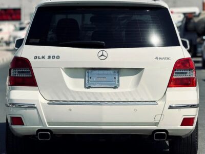 2011 Mercedes-Benz GLK-Class GLK 300 4matic Neat and Clean Car White Black