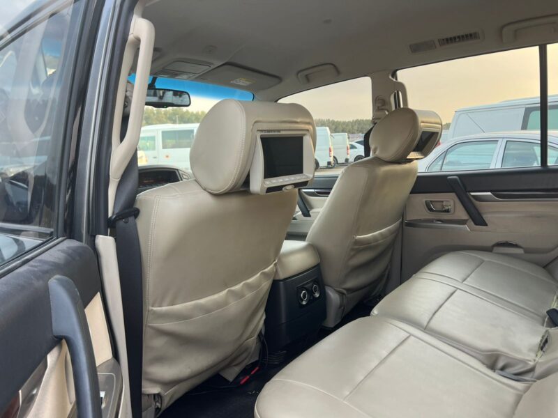 2014 Mitsubishi Pajero GLS V6 4X4 GCC Specs Grey Beige