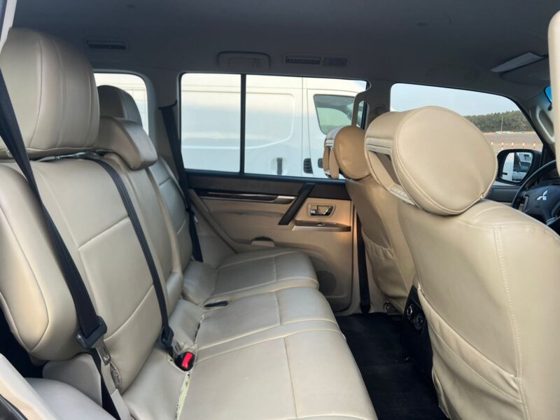 2014 Mitsubishi Pajero GLS V6 4X4 GCC Specs Grey Beige
