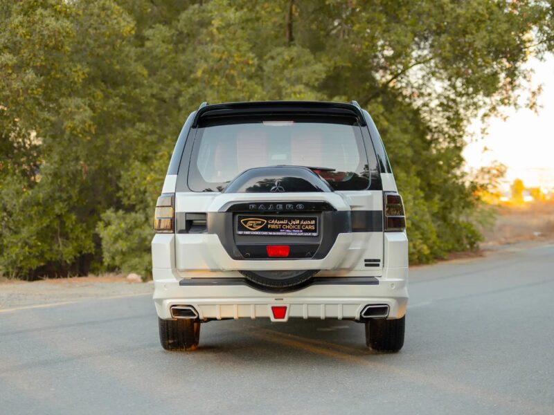 2020 Mitsubishi Pajero Signature Edition 6 Cylinder Engine GCC White Red