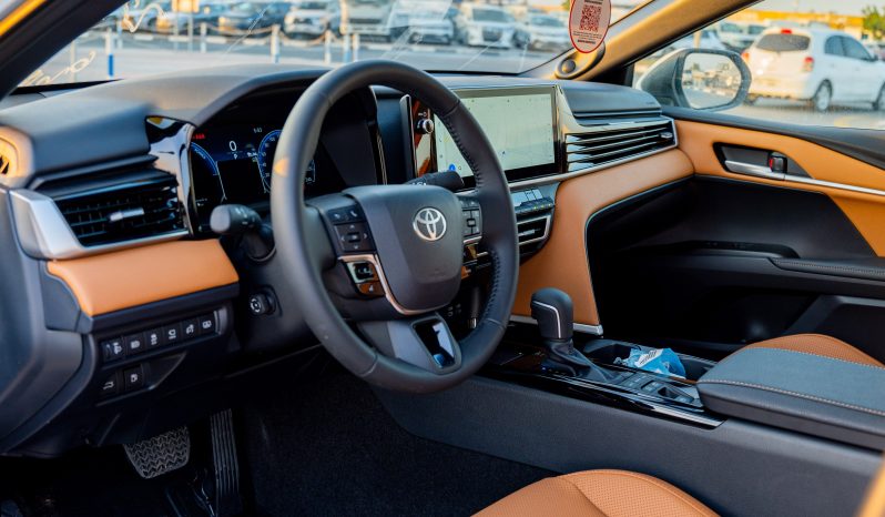 2025 Toyota Camry Lumiere 2.5L HEV Full option (White-Tan)