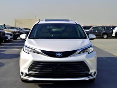 2024 Toyota Sienna 2.5 L Hybrid Powertrain White Beige