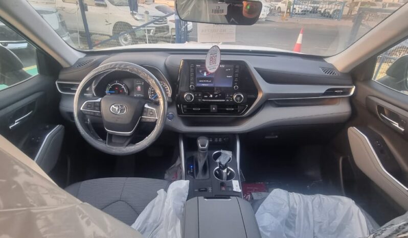 2024 Toyota Highlander 2.5 L inline‑4 Hybrid Grey Beige